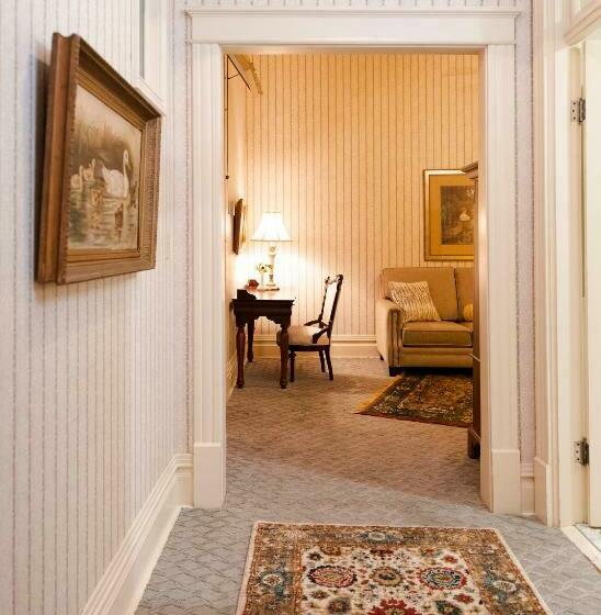 غرفة قياسية, Captain Henderson House