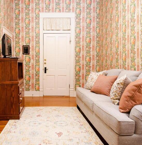 غرفة قياسية, Captain Henderson House