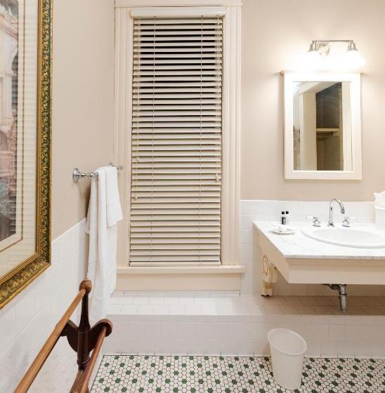 غرفة قياسية سرير كينج, Captain Henderson House