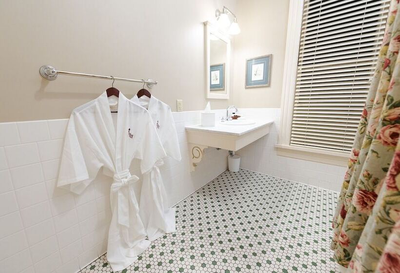 غرفة قياسية, Captain Henderson House