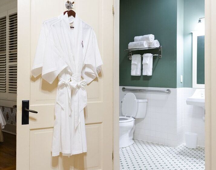 غرفة قياسية, Captain Henderson House