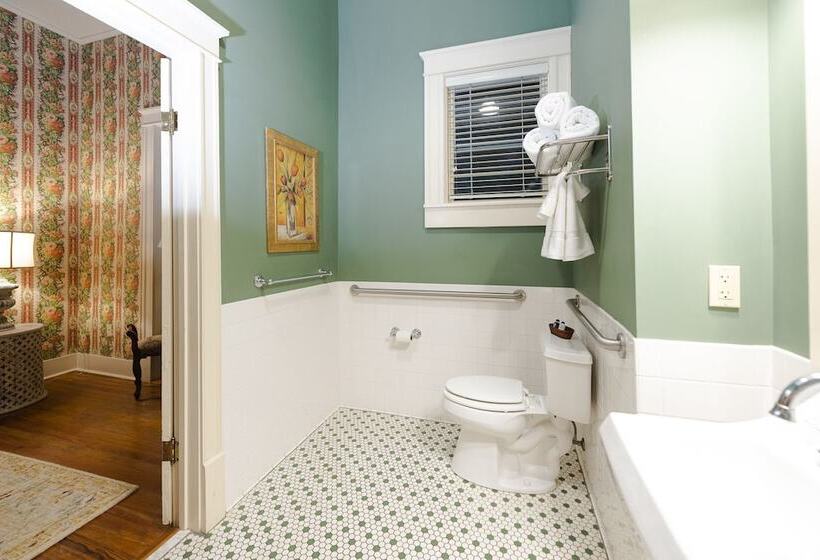 غرفة قياسية, Captain Henderson House