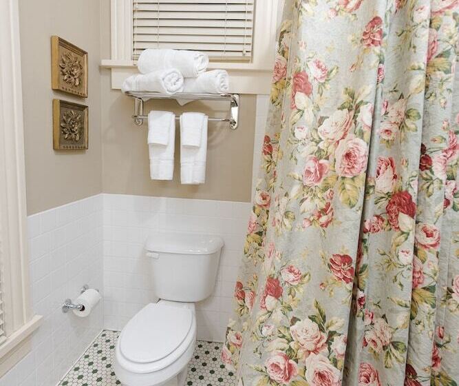 غرفة قياسية, Captain Henderson House