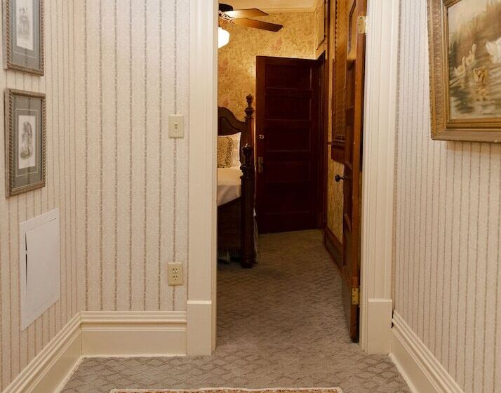 غرفة قياسية, Captain Henderson House