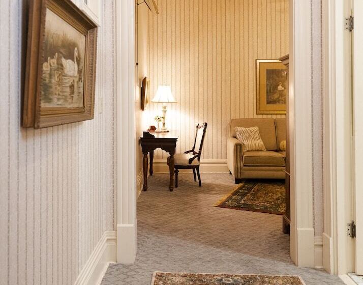 غرفة قياسية, Captain Henderson House