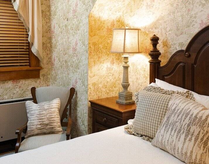 غرفة قياسية, Captain Henderson House