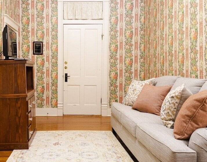 غرفة قياسية, Captain Henderson House