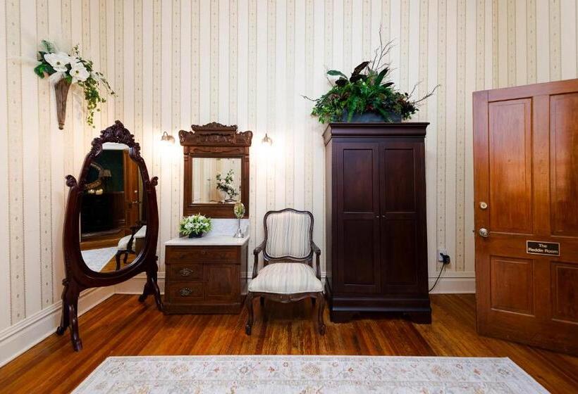 غرفة قياسية, Captain Henderson House