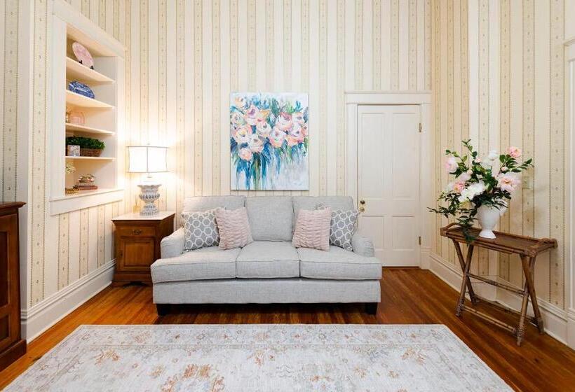 غرفة قياسية, Captain Henderson House