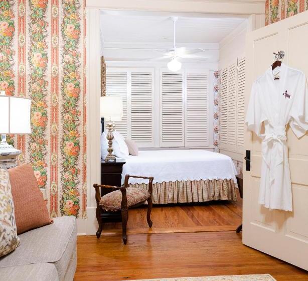 غرفة قياسية, Captain Henderson House