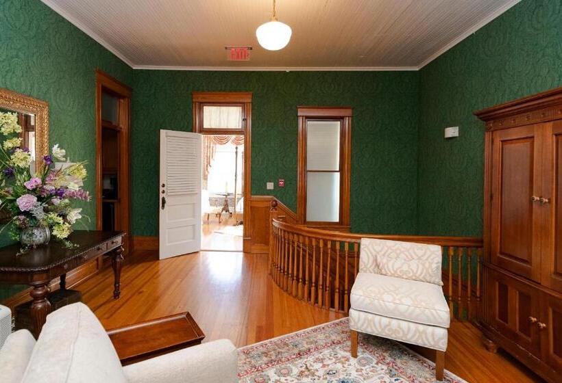 스탠다드 룸, Captain Henderson House