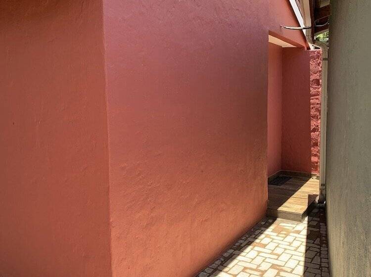 이코노미 룸, Casta Diva