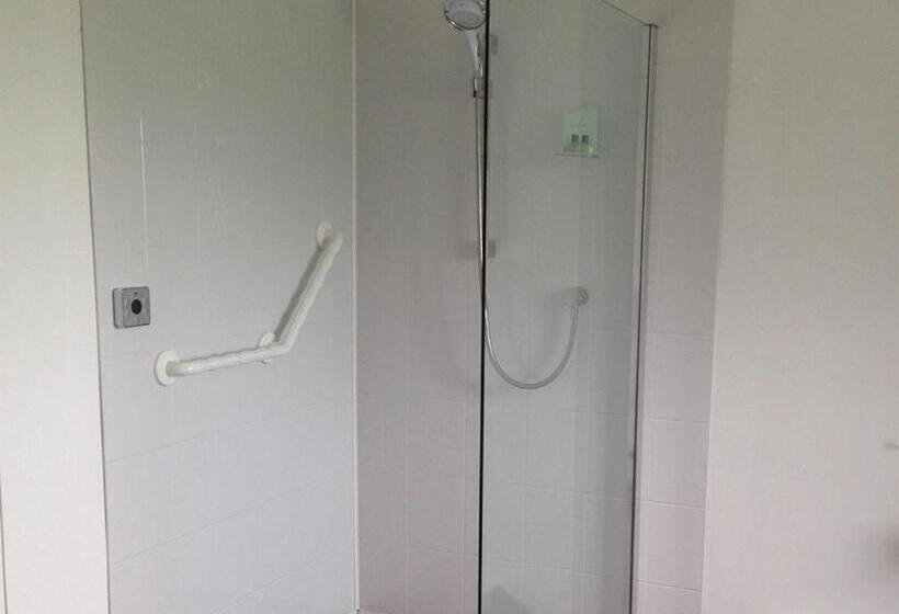 جناح إدارى, Marsham Arms Inn