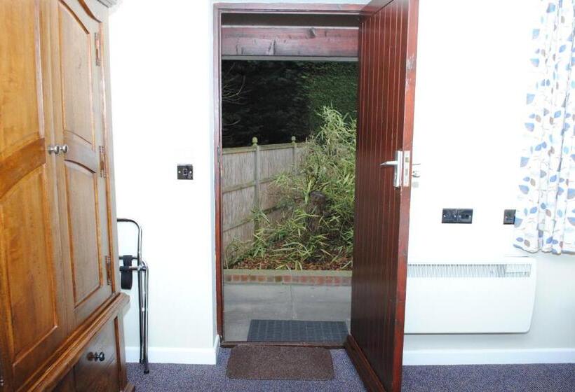 جناح إدارى, Marsham Arms Inn