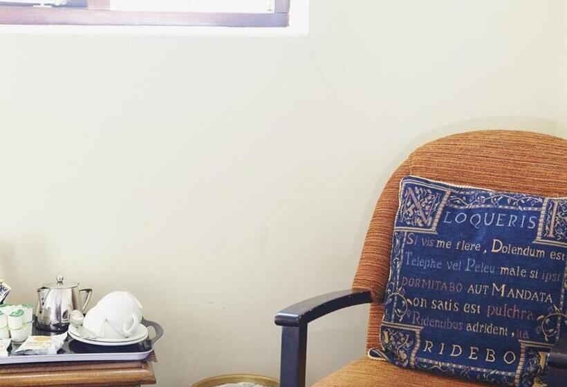 جناح إدارى, Marsham Arms Inn