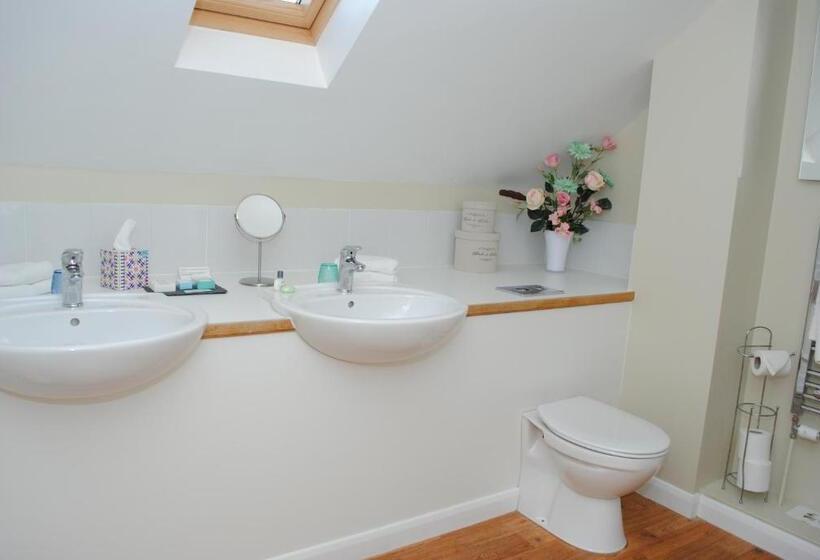 جناح ديلوكس, Marsham Arms Inn