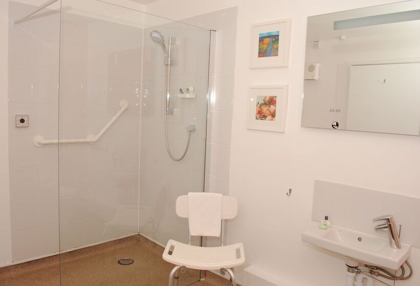 جناح إدارى, Marsham Arms Inn