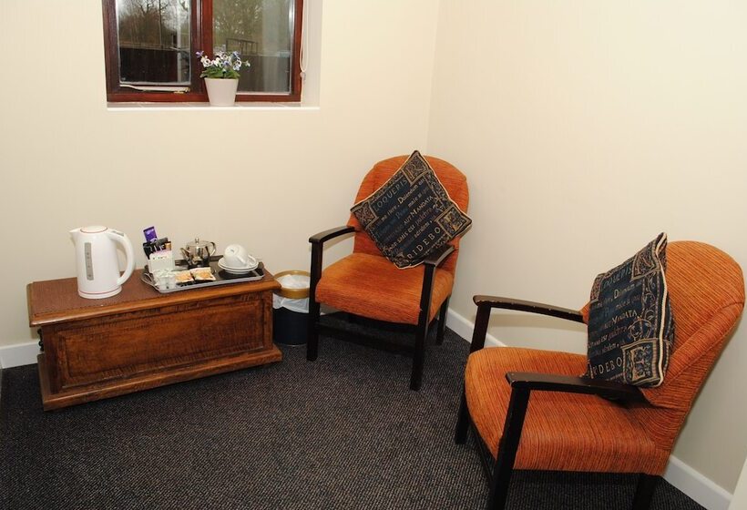 جناح إدارى, Marsham Arms Inn