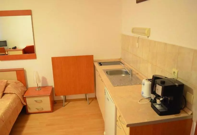 スタンダードスタジオ, Persey Flora Apartments