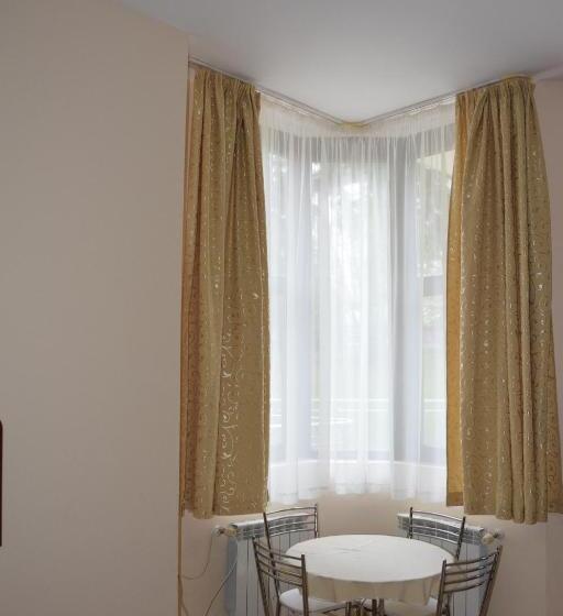 סטודיו משפחתי, Persey Flora Apartments