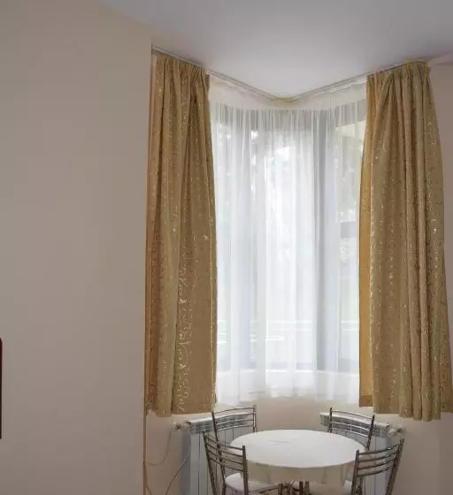 ファミリーステューディオ, Persey Flora Apartments