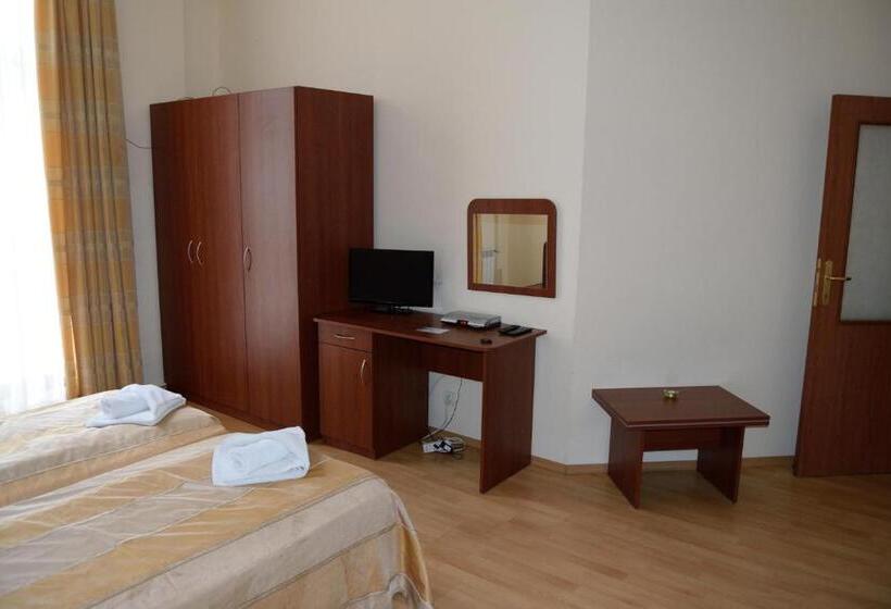 סטודיו משפחתי, Persey Flora Apartments