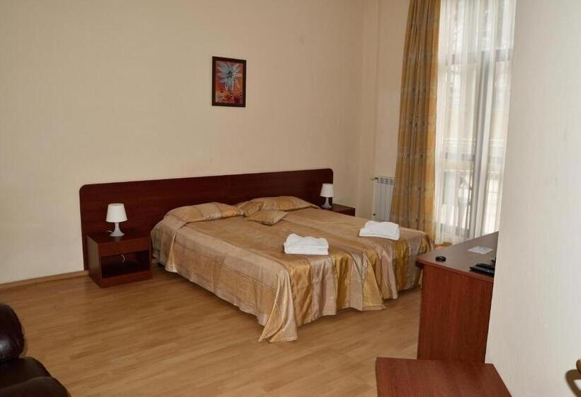 סטודיו משפחתי, Persey Flora Apartments