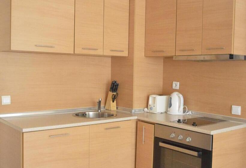 סטודיו משפחתי, Persey Flora Apartments