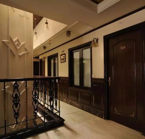 اتاق لوکس, Diplomat Residency