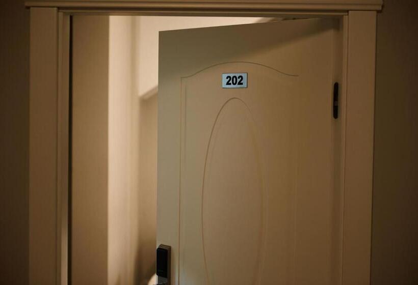 اتاق استاندارد سه تخته با بالکن, Amico