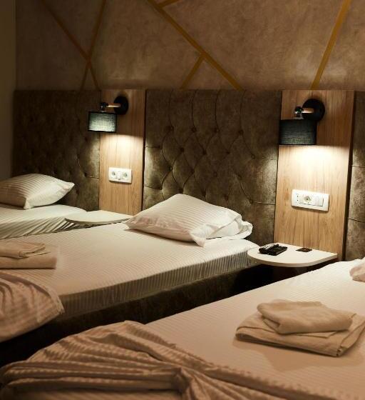 اتاق استاندارد سه تخته با بالکن, Amico