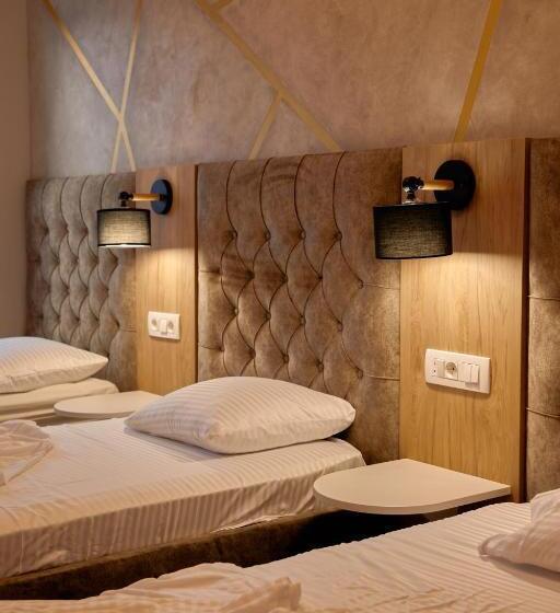 اتاق استاندارد سه تخته با بالکن, Amico