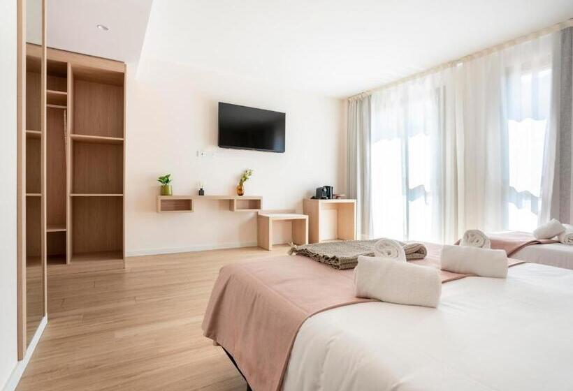 اتاق استاندارد سه تخته با بالکن, Limehome Barcelona Carrer De Besalú 82