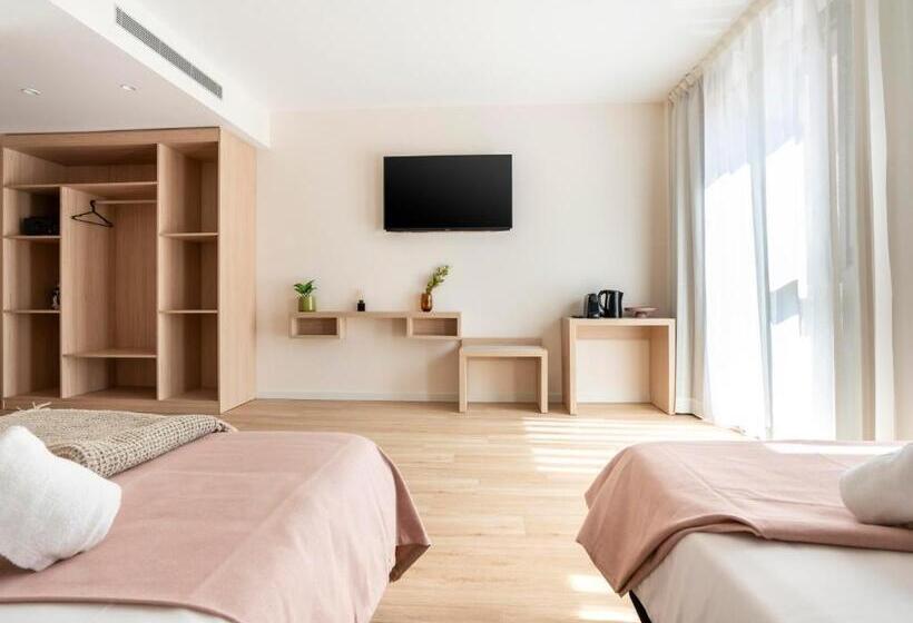 اتاق استاندارد سه تخته با بالکن, Limehome Barcelona Carrer De Besalú 82