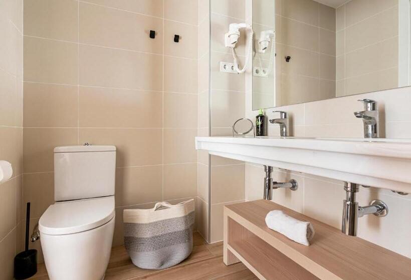 اتاق استاندارد سه تخته با بالکن, Limehome Barcelona Carrer De Besalú 82