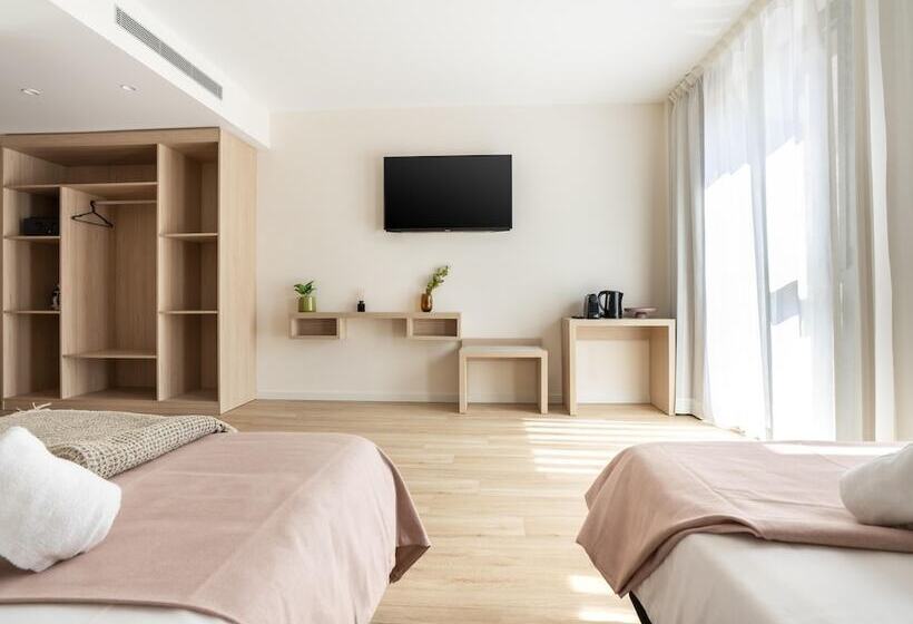 اتاق استاندارد سه تخته با بالکن, Limehome Barcelona Carrer De Besalú 82