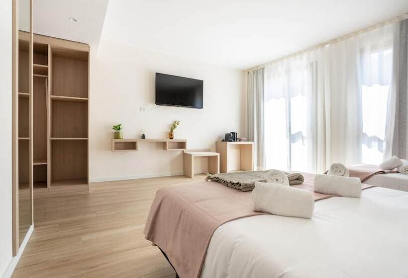 اتاق استاندارد سه تخته با بالکن, Limehome Barcelona Carrer De Besalú 82
