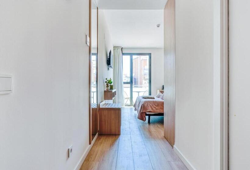 اتاق استاندارد با بالکن, Limehome Barcelona Carrer De Besalú 82