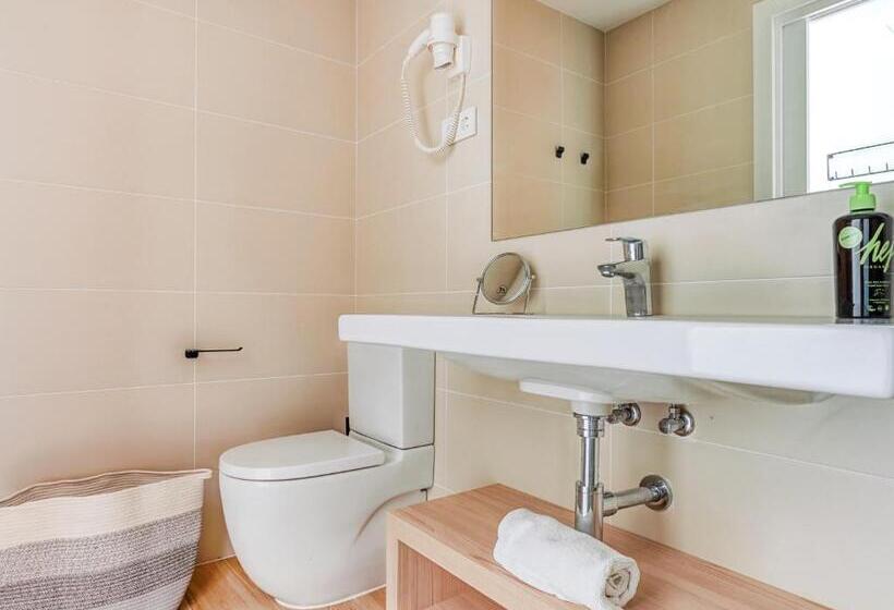 اتاق استاندارد با بالکن, Limehome Barcelona Carrer De Besalú 82