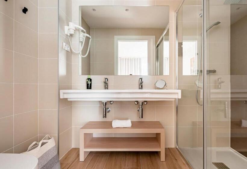 اتاق استاندارد سه تخته با بالکن, Limehome Barcelona Carrer De Besalú 82