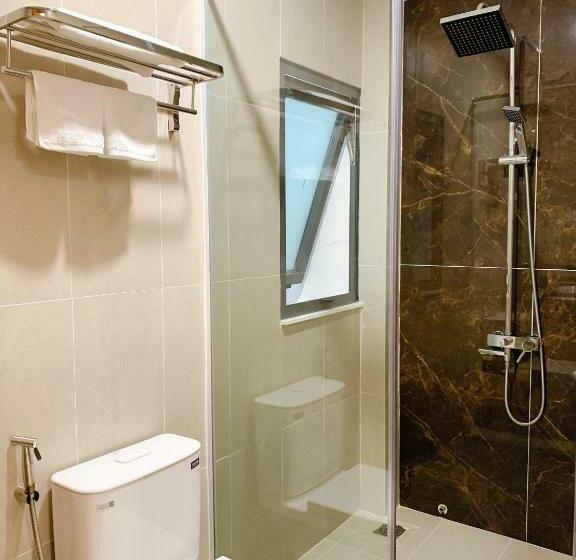 اتاق لوکس, Mia