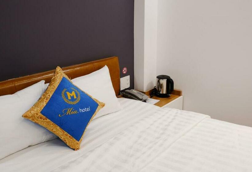 اتاق لوکس, Mia