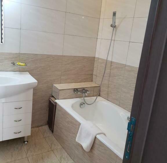 اتاق لوکس, The Voice