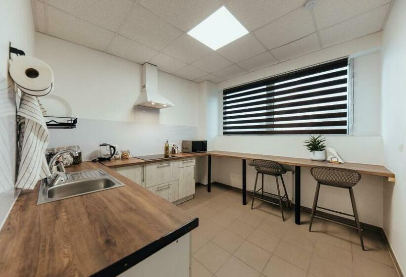 اتاق خانوادگی, Lodes Ielas Naktsmājas