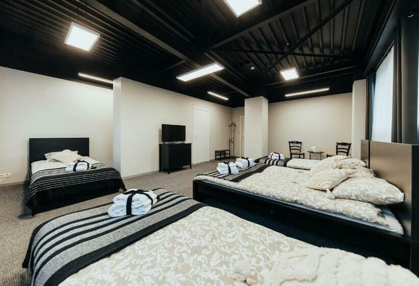 اتاق خانوادگی, Lodes Ielas Naktsmājas