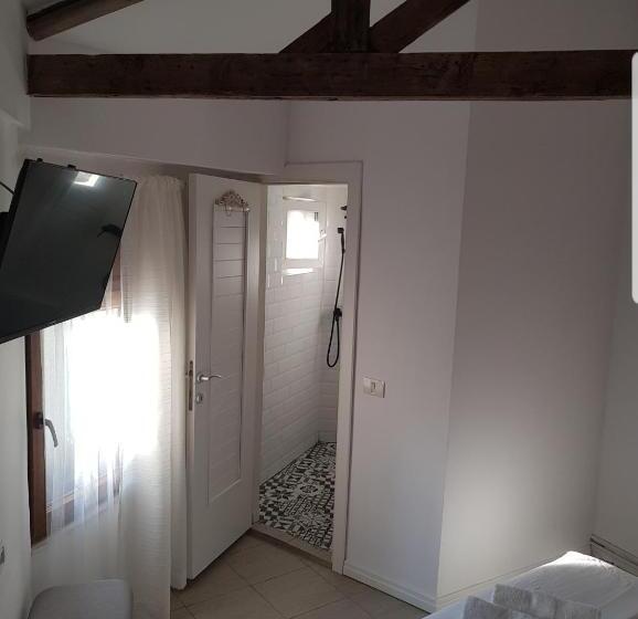 标准间, Casa Apusul Soarelui