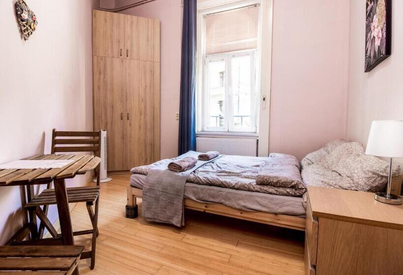 バス共有のスタンダードルーム, Aurora Apartments