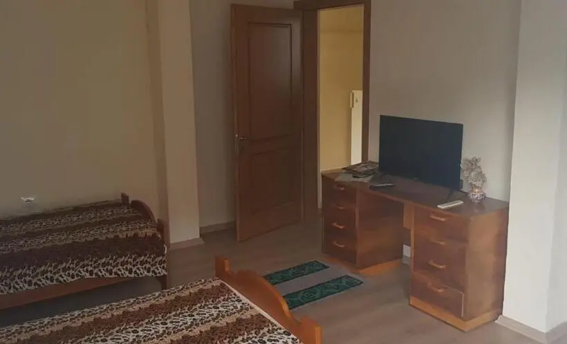 استودیوی استاندارد, Hill View 7 Apartments