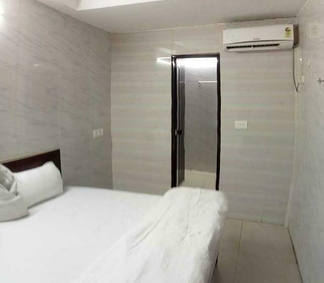 三人经典房间, Pop Hotel Dwarka Inn Near Dwarka Mor Metro Station