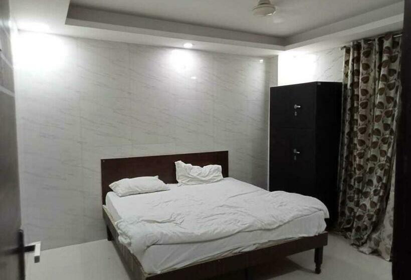 三人经典房间, Pop Hotel Dwarka Inn Near Dwarka Mor Metro Station